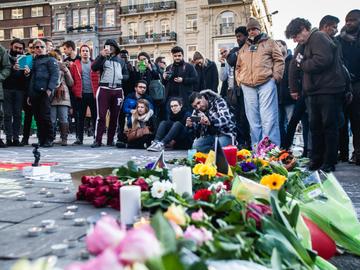 20160322 Mensen komen spontaan samen op het Beursplein aan de Beurs op 22 maart 2016 om de aanslagen in Maalbeek en Zaventem te herdenken herdenking 8
