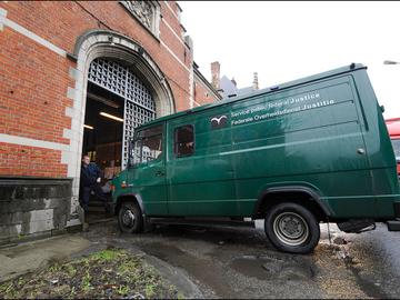 Transport van gedetineerden naar de gevangenis van Vorst door een wagen van de Federale Overheidsdienst Justitie