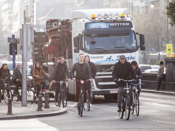 20190328 verkeer mobiliteit pascal smet vrachtwagen fiets fietser fietsers Ijzer Sainctelette