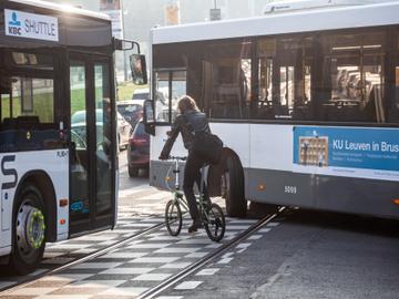 20190328 verkeer mobiliteit plooifiets bus De Lijn fiets fietser fietsers Ijzer Sainctelette