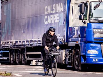 20190329 verkeer vrachtwagen auto autos buslaan fietslaan fietser fietsers Sainctelette