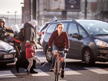 Fiertsers en auto's op het Meiserplein