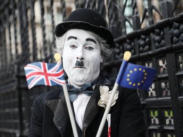 Brexit of geen Brexit? Ook deze mime-acteur vraagt het zich af voor Houses of Parliament in Westminster.