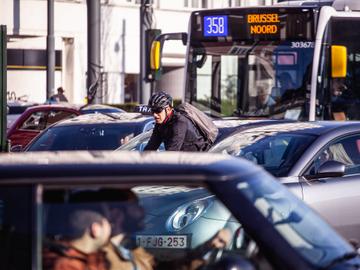 20190402 9 Meiser fietser verkeer file auto autos