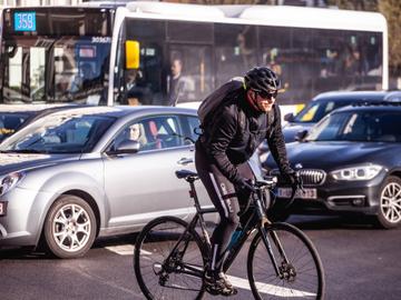 20190402 002 Meiser fietser verkeer file auto autos