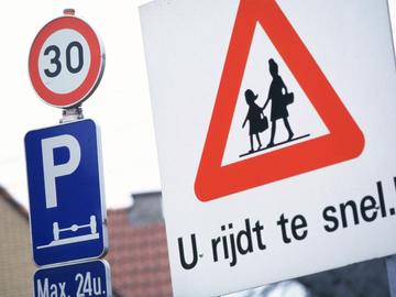 Zone 30 aan een school: veel autobestuurders rijden te snel