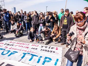 20190410 2 Actievoerders protesteerden voor het Justitiepaleis om hun solidariteit uit te drukken