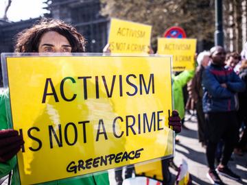 20190410 3 Actievoerders protesteerden voor het Justitiepaleis om hun solidariteit uit te drukken