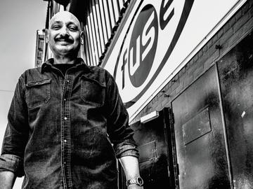 Sami van den Eede aan discotheek The Fuse