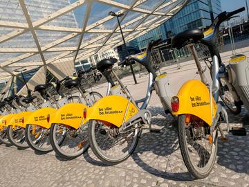 Villo! deelfietsen van JC Decaux onder de luifel van het Rogierplein