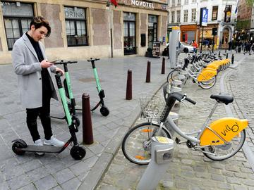 Gebruiker van het elektrische deelstepsysteem Tier aan een Villo!-station