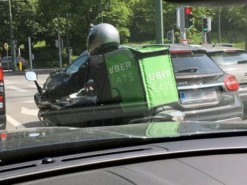 Koerier van Uber Eats in het Brusselse verkeer
