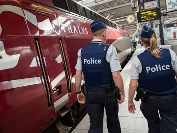 Een politiepatrouille aan het perron van de Thalystrein in het Zuidstation