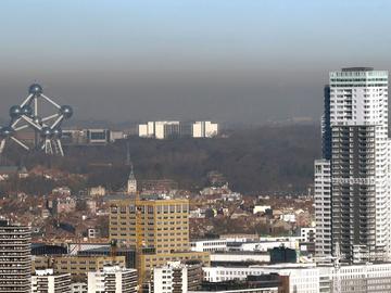 Fijn stof luchtkwaliteit luchtvervuiling milieu skyline panorama Brussel upsite