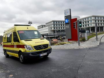 Een ambulance aan ziekenhuis Delta