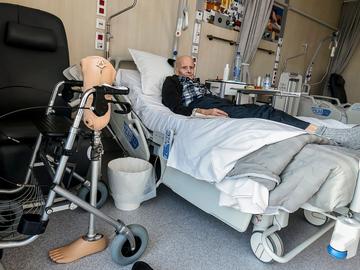 Een patiënt na een beenamputatie in ziekenhuis Delta. Zijn nieuwe beenprothese staat klaar