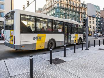 Een bus van de Vlaamse vervoersmaatschappij De Lijn op het Rogierplein in Brussel