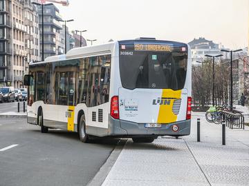 Een bus van de Vlaamse vervoersmaatschappij De Lijn richting Londerzeel op de Koning Albert II-laan