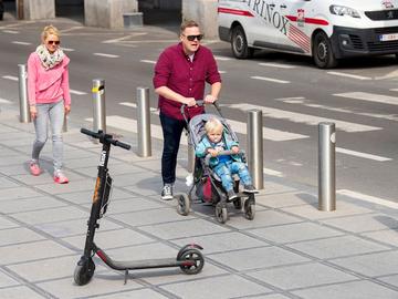 Elektrische deelsteps in Brussel (hier aan de Kunstberg) buggy kinderkoets poussette