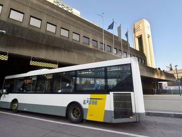 Een bus van De Lijn rijdt naar de halte onder het Noordstation in het CCN-gebouw