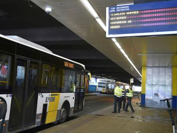 De Vlaamse openbaar vervoermaatschappij De Lijn neemt geen passagiers meer mee aan de halte onder het Noordstation wegens onveilig en vuil