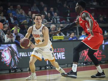 Niels Foerts, de nummer 6 van basketbalploeg Basic Fit Brussels