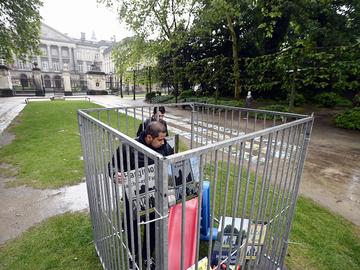 Actie Amnesty International in het Warandepark op vrijdag 10 mei 2019: "Een kind sluit je niet op"