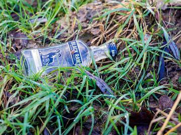 Zwerfvuil in de berm