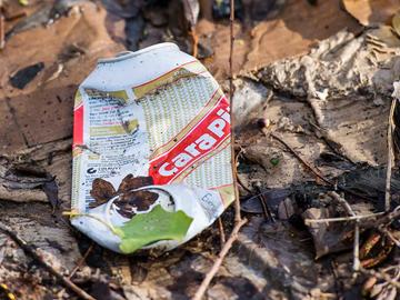 Zwerfvuil in de berm