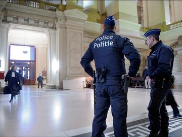 Politiebewaking in het justitiepaleis aan het Poelaertplein