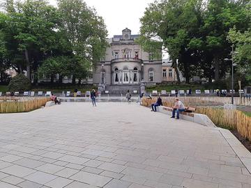 Het heraangelegde Fernand Cocqplein aan het gemeentehuis van Elsene, de voormalige woning van operazangeres Maria Malibran