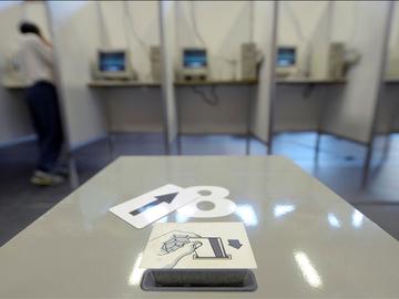 Kieslokaal stembureau stemcomputer elektronisch stemmen verkiezingen stemhokje kieshokje