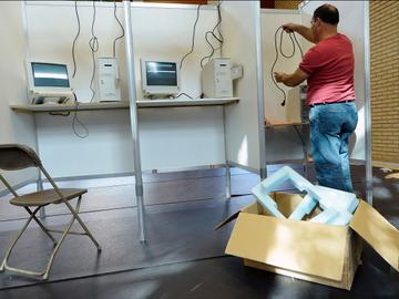 Kieslokaal stembureau stemcomputer elektronisch stemmen verkiezingen stemhokje kieshokje