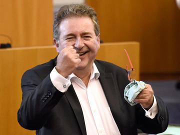 Een lachende Minister-President Rudi Vervoort (PS) in het Brussels Parlement