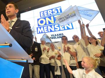 Vlaams Belang, met voorzitter Tom Van Grieken, viert de verkiezingsoverwinning