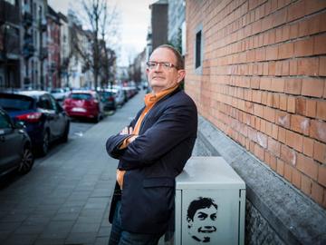 Luckas Vander Taelen voor zijn woning in Vorst