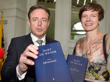 Bart De Wever (N-VA) heeft zijn boek "Bart De Wever over identiteit" mee als relatiegeschenk bij de nieuwe regeringsvorming na de verkiezingen van 26 mei 2019. Brussels N-VA-boegbeeld Cieltje Van Achter lacht mee