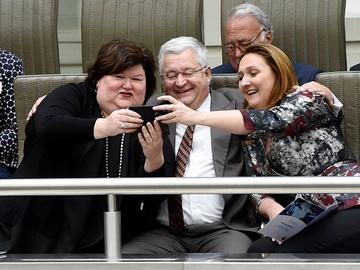 Maggie De Block, Guy Vanhengel en  Gwendolyn Rutten (Open VLD) in het Vlaams Parlement bij de 50ste verjaardag van Herman De Croo als parlementslid in april 2018