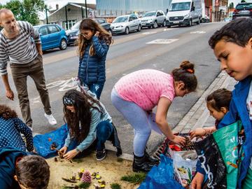 Leerlingen tuinieren met landschapsarchitect Erik Verstreken
