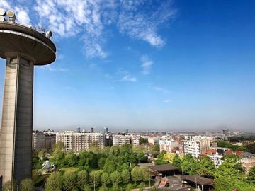 Het VRT-omroepgebouw met de bekende zendmast aan de Reyerslaan 