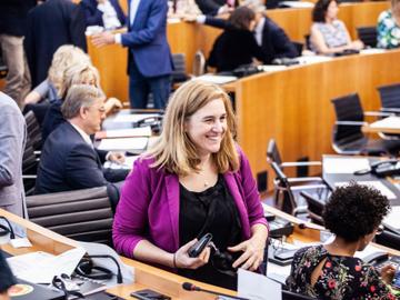 Elke Van den Brandt (Groen) bij de eedaflegging van de nieuwe Brusselse parlementsleden op 11 juni 2019