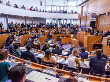 Pierre Kompany (CDh) tijdelijk voorzitter van het Brussels Parlement bij de eedaflegging op 11 juni 2019