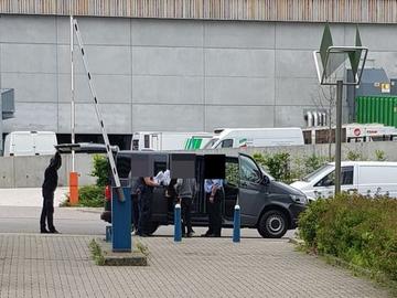 Agenten laten vluchtelingen vrij aan het opvangcentrum Port d'Ulysse