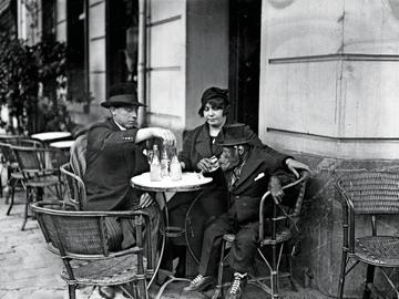 Beeldspraak caféterras met geklede aap in Brussel in 1932