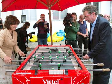 Rudi Vervoort en Laurette Onkelinx (PS) spelen een potje tafelvoetbal tussen de gesprekken voor een nieuwe regeringsvorming voor het Brussels gewest door