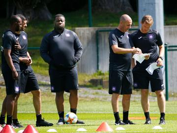 Rodyse Munienge (midden), jeugdvriend, en nu ook personal assisent, van Vincent Kompany, op de gesloten training van RSC Anderlecht van 17 juni 2019