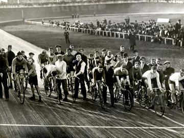 Vertrek van een wielerwedstrijd op de velodroom van Karreveld