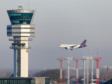 De luchtverkeerstoren van Skeyes, het vroegere Belgocontrol, en een vliegtuig van Brussels Airlines