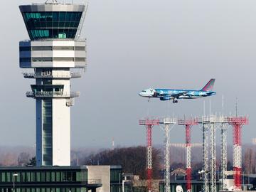 De luchtverkeerstoren van Skeyes, het vroegere Belgocontrol, en een vliegtuig van Brussels Airlines