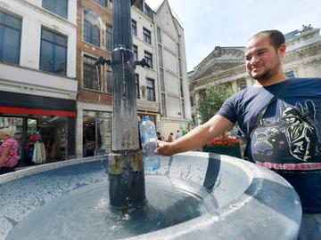 Hittegolf in Brussel warm weer drinkfontein drinkwater verkoeling afkoeling